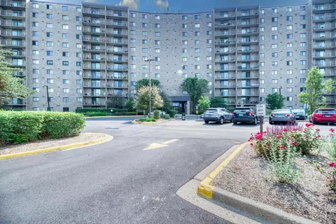 6340 Americana Dr #1122, Willowbrook, IL 60527
