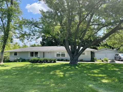 855 Munhall Ave, Saint Charles, IL 60174