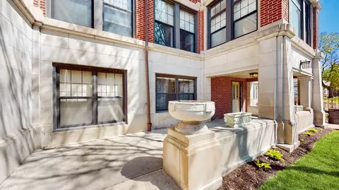 928 E Hyde Park Blvd #1, Chicago, IL 60615