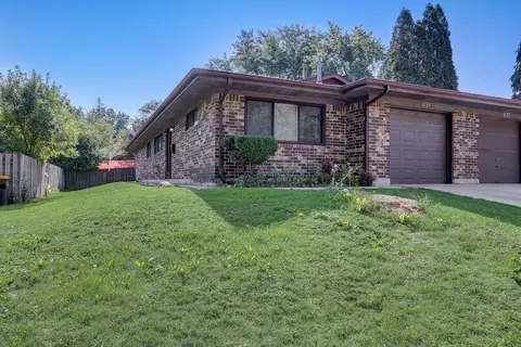 1135 Fulton Dr, Streamwood, IL 60107