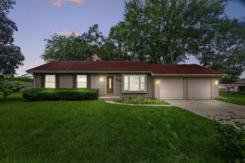 207 Windridge Dr, Mchenry, IL 60050