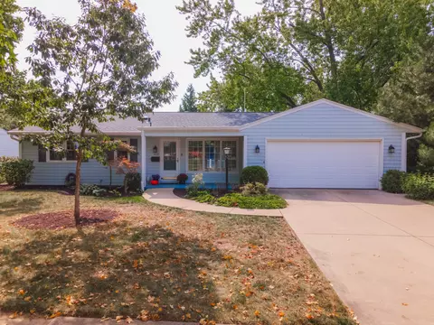 313 Vista Dr, Bloomington, IL 61701