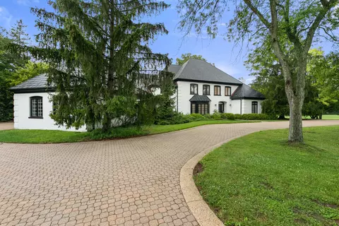 10 Hidden Brook Dr, North Barrington, IL 60010
