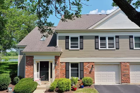 2452 E Towne Blvd, Arlington Heights, IL 60004