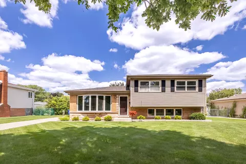 1714 W Robbie Ln, Mount Prospect, IL 60056