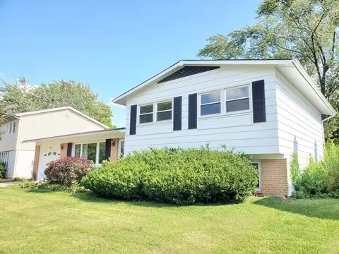121 W Hintz Rd, Arlington Heights, IL 60004