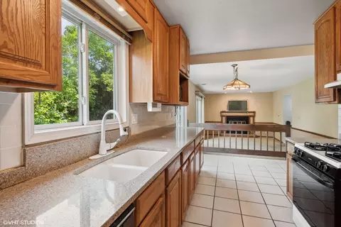 1196 Jasmine Ct, Bartlett, IL 60103 photo 4