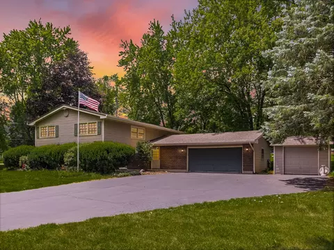6 N040 Woodland Rd, Saint Charles, IL 60175
