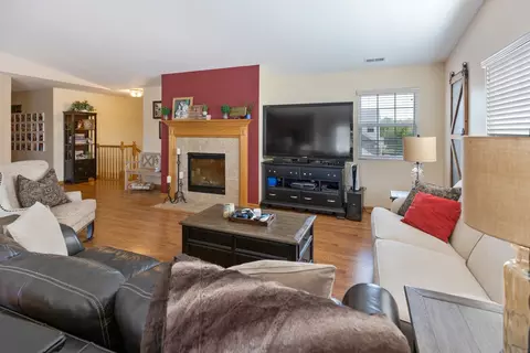 1573 Millbrook Dr, Algonquin, IL 60102 photo 5