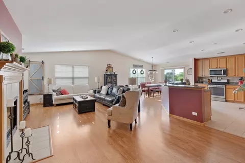 1573 Millbrook Dr, Algonquin, IL 60102 photo 4