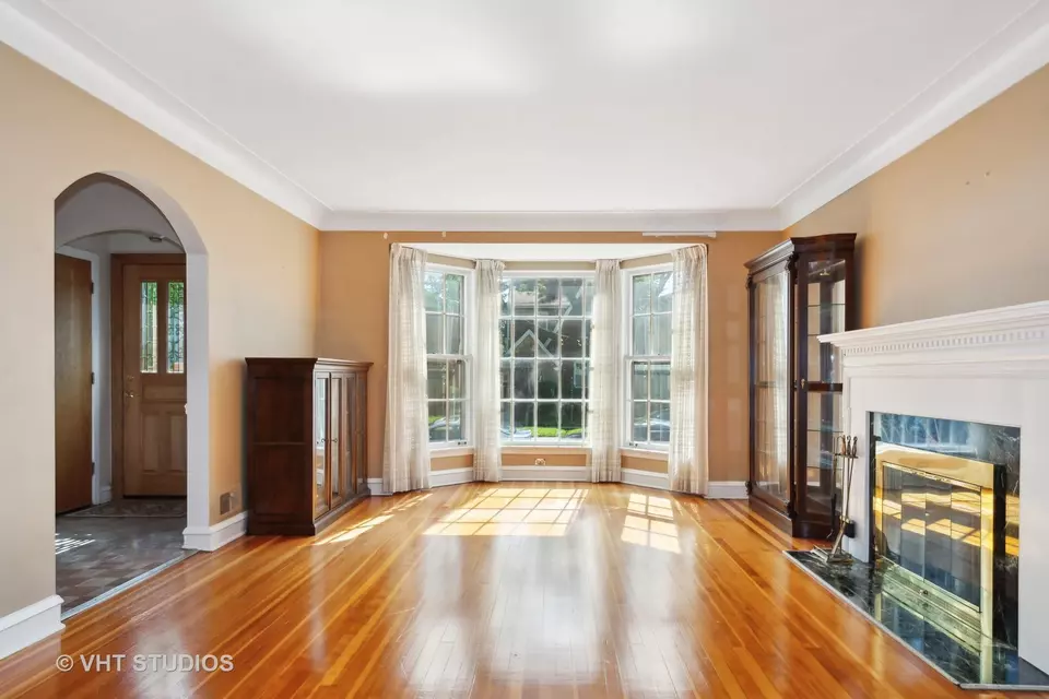  5852 N Bernard St, Chicago, IL 60659 photo 3
