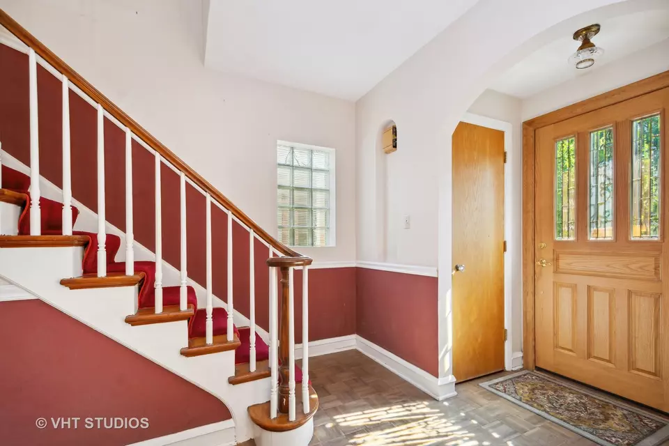  5852 N Bernard St, Chicago, IL 60659 photo 2