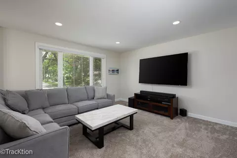 1016 Windsor Dr, Wheaton, IL 60189 photo 4