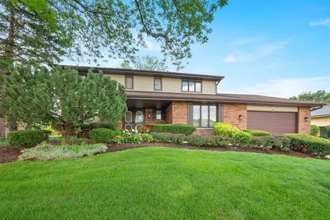 215 Waterford Dr, Willowbrook, IL 60527