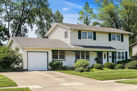 1043 E Pratt Dr, Palatine, IL 60074