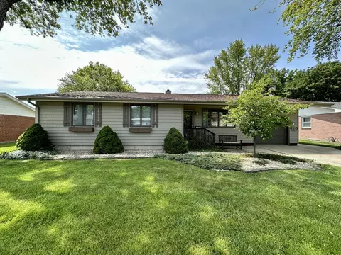 820 14th St, Peru, IL 61354