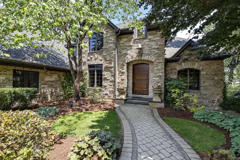 5 Normandy Dr, Oakwood Hills, IL 60013