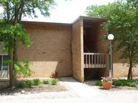 6011 Forest View Rd #2C, Lisle, IL 60532