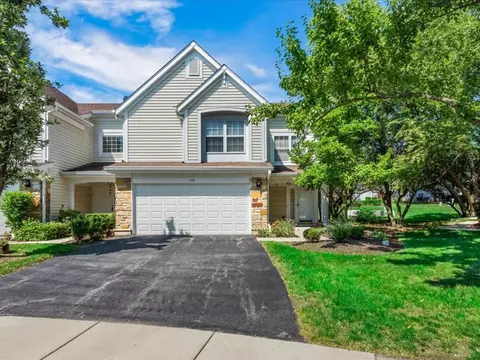 128 Crescent Ln #128, Schaumburg, IL 60193
