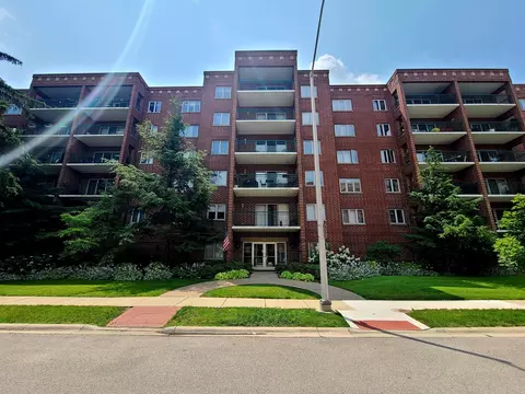 1685 Mill St #208, Des Plaines, IL 60016