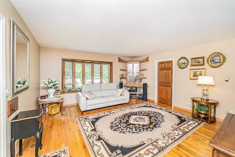 440 Crescent Dr, Wheeling, IL 60090 photo 2