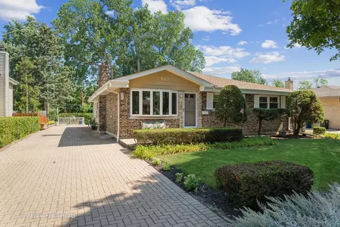 547 N Pioneer Dr, Addison, IL 60101
