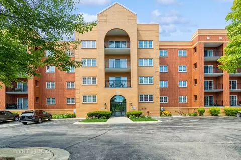 55 S Hale St #208, Palatine, IL 60067