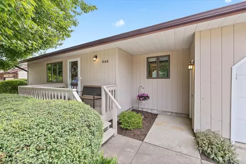 946 Meadow Ln, Sycamore, IL 60178