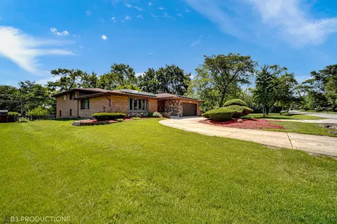 9121 S 85th Ave, Hickory Hills, IL 60457