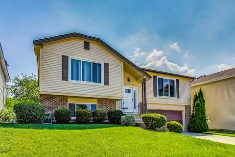9 Arrowwood Ct, Streamwood, IL 60107