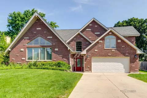 2708 S Briarwood Dr, Arlington Heights, IL 60005