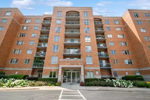 6807 N Milwaukee Ave #301, Niles, IL 60714