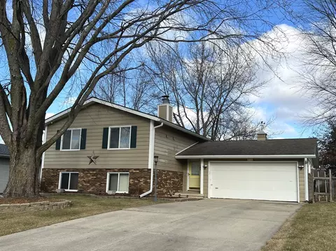 739 Canterbury Dr, Freeport, IL 61032