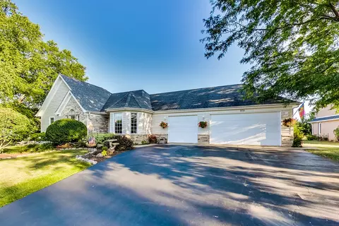 575 Grand Meadow Ln, Mchenry, IL 60051