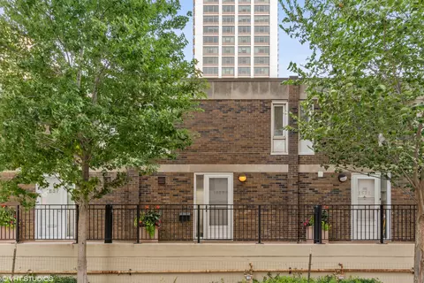 1535 N Sandburg Ter, Chicago, IL 60610