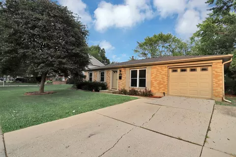 527 Ridge Cir, Streamwood, IL 60107