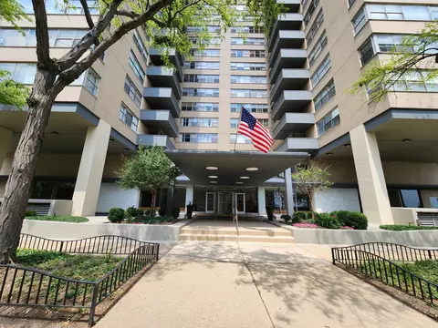 6301 N Sheridan Rd #11M, Chicago, IL 60660