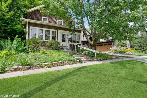 321 1st St, Libertyville, IL 60048