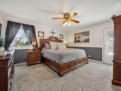3950 Suffolk Ln, Hoffman Estates, IL 60192 photo 9