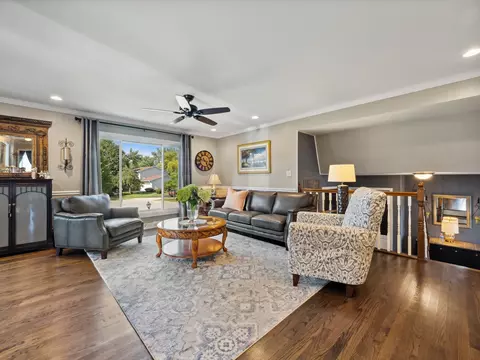 3950 Suffolk Ln, Hoffman Estates, IL 60192 photo 2