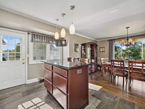 3950 Suffolk Ln, Hoffman Estates, IL 60192 photo 4