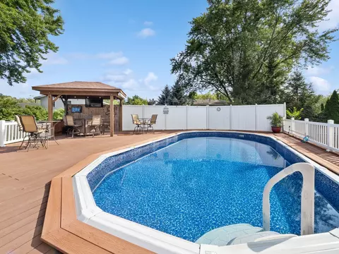 3950 Suffolk Ln, Hoffman Estates, IL 60192 photo 18