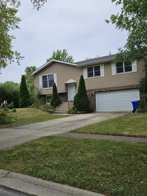 1005 Brentwood Ln, Wheaton, IL 60189