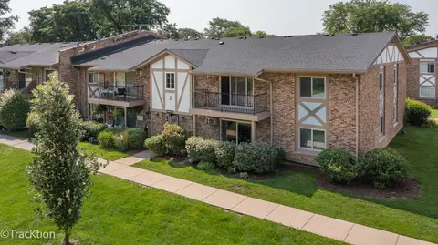 16 W515 79th St #102, Willowbrook, IL 60527