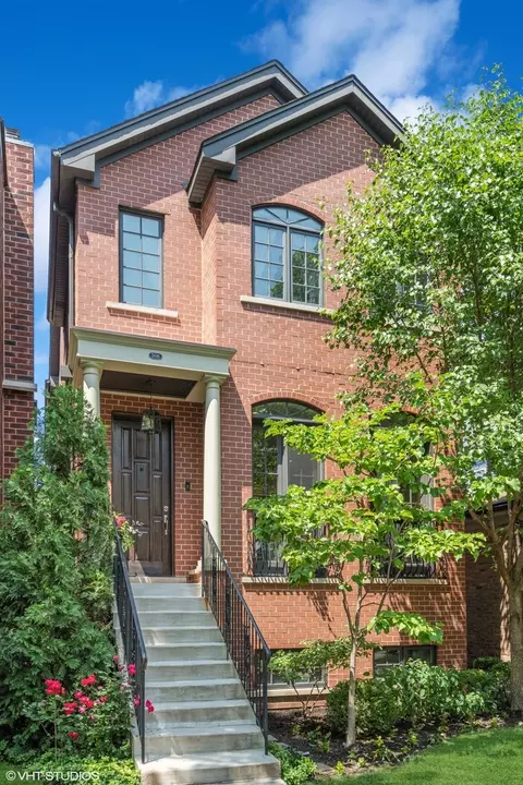 2446 W Cullom Ave, Chicago, IL 60618