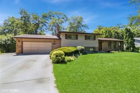 3 S320 Haylett Ave, Warrenville, IL 60555