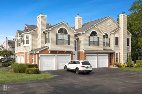 787 Grosse Pointe Cir, Vernon Hills, IL 60061