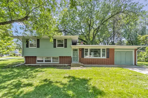 91 Locust St, Oswego, IL 60543