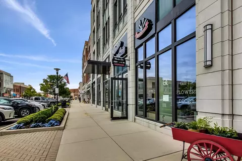 450 Village Center Dr #203, Burr Ridge, IL 60527
