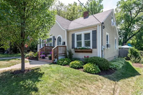1048 Bishop St, Antioch, IL 60002